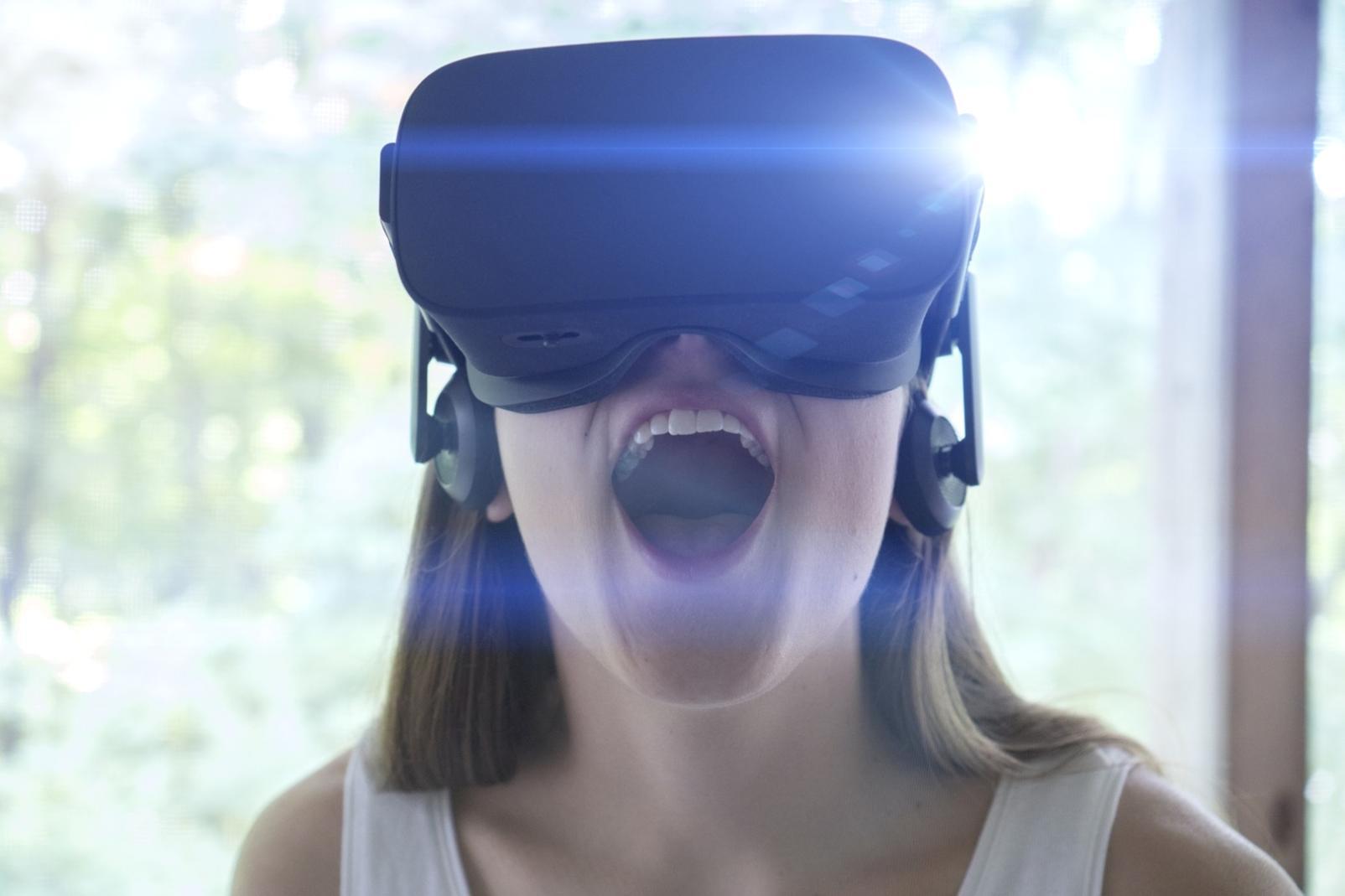 Proceso de desarrollo de experiencias AR/VR mostrando etapas de conceptualización y prototipado
